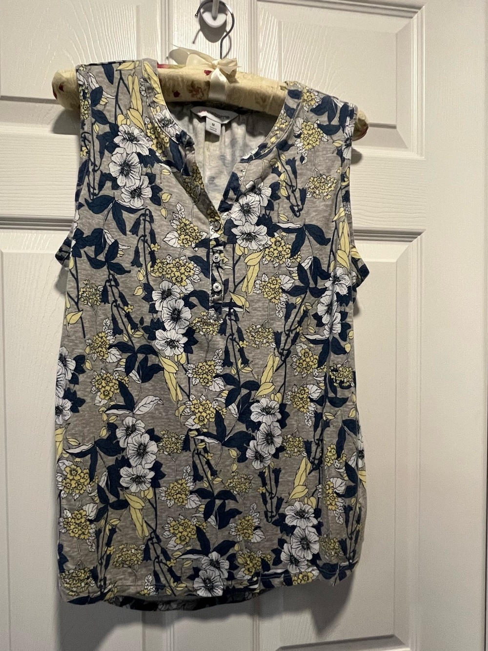 Liz Claiborne Floral Tank Top
Size: Medium
